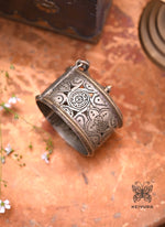 Load image into Gallery viewer, Nazima handcuff