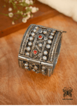 Load image into Gallery viewer, Kasmara Handcuff