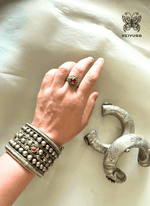 Load image into Gallery viewer, Kasmara Handcuff