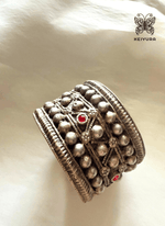 Load image into Gallery viewer, Kasmara Handcuff