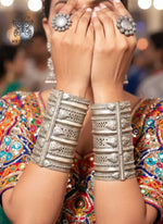 Load image into Gallery viewer, Nargis Handcuff