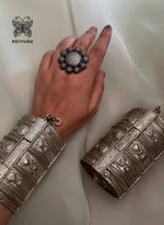 Load image into Gallery viewer, Nargis Handcuff