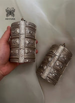 Load image into Gallery viewer, Nargis Handcuff