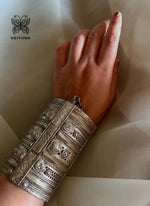 Load image into Gallery viewer, Nargis Handcuff