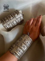 Load image into Gallery viewer, Nargis Handcuff