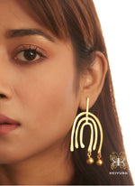 Load image into Gallery viewer, Nomad Earring Model
