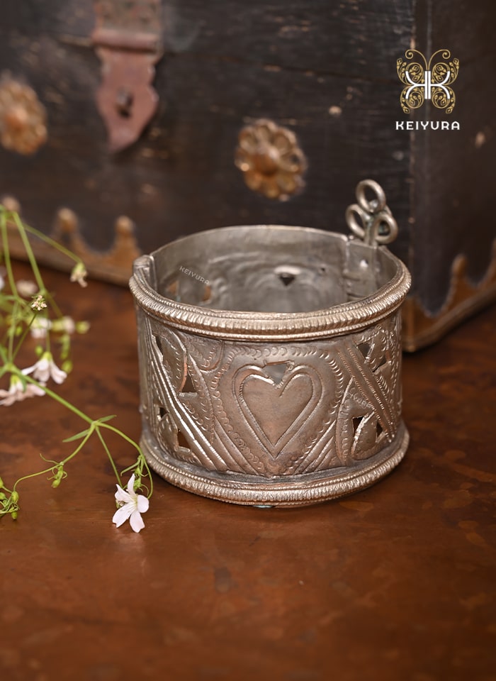 Zareen Handcuff