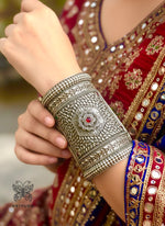 Load image into Gallery viewer, Apsara Handcuff
