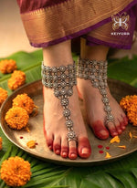 Load image into Gallery viewer, Avantika Jaali Anklets With Toe Ring