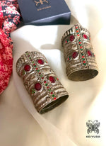 Load image into Gallery viewer, Nazm Vintage Handcuffs