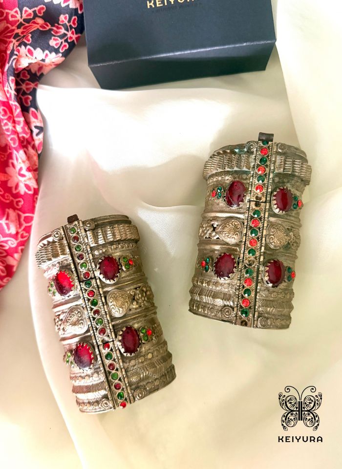 Nazm Vintage Handcuffs