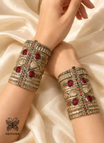 Load image into Gallery viewer, Nazm Vintage Handcuffs