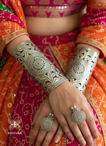 Load image into Gallery viewer, Nritya Handcuff
