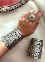 Load image into Gallery viewer, Nritya Handcuff (Small)