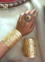 Load image into Gallery viewer, Nritya Handcuff (Small)