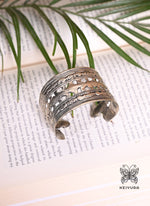 Load image into Gallery viewer, Ruqaiya Handcuff
