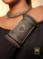 Load image into Gallery viewer, Apsara Handcuff
