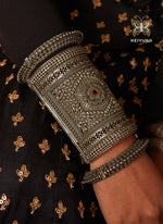 Load image into Gallery viewer, Apsara Handcuff
